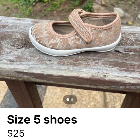 Little girls shoe tan size 5c . Used but in good condition. Michael kors - Picture 2 of 2